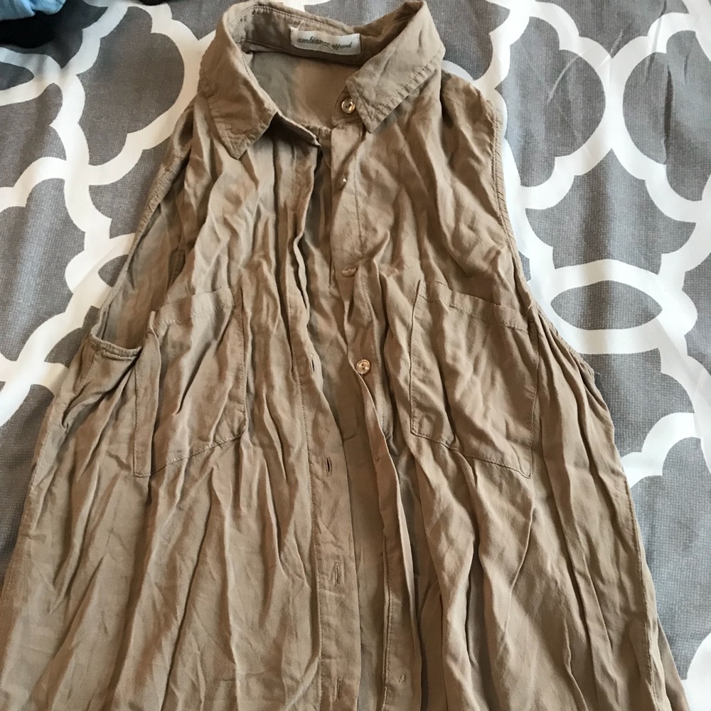 Sleeveless button down collar blouse